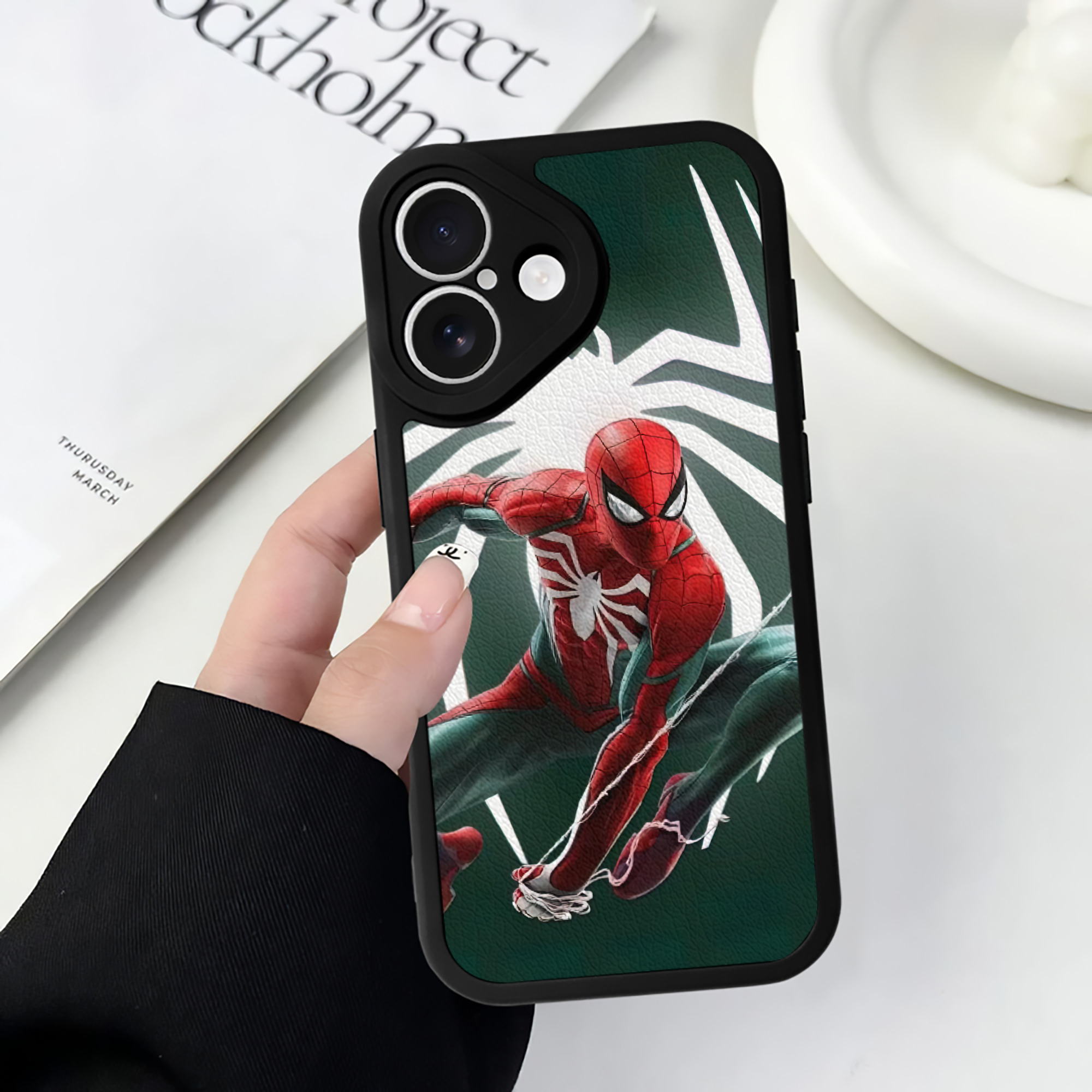 Spider Man スパイダーマン 【iPhone 16シリーズ対応】シリコンスマホケース（レザー調） 材質：シリコン